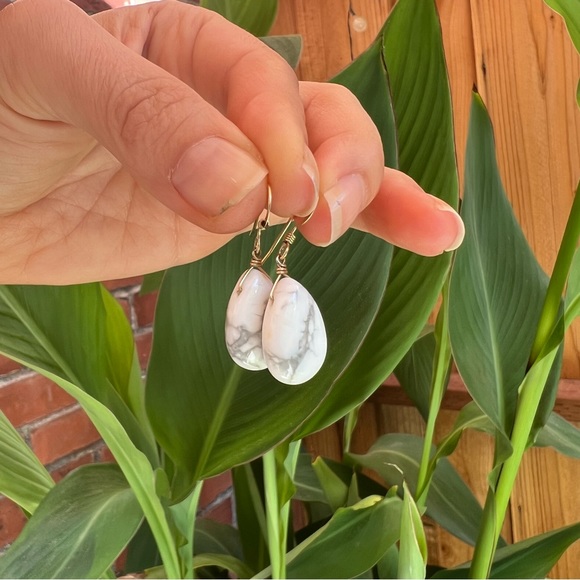 White Howlite Natural Stone Teardrop Gold Earrings 🌿 - Picture 6 of 7